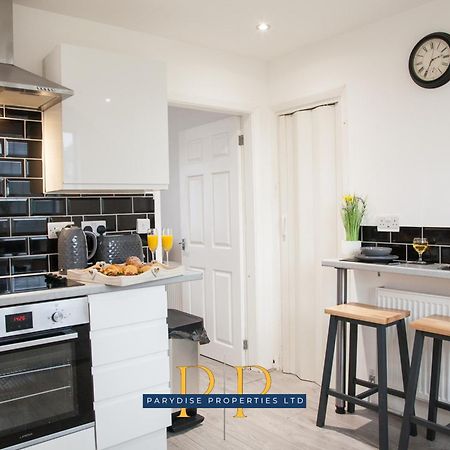 The Knutton House - Spacious Comfort By Parydise Properties - Leisure & Business Stays - Sleeps 7 뉴캐슬언더라임 외부 사진