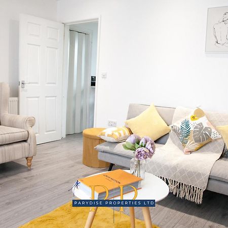 The Knutton House - Spacious Comfort By Parydise Properties - Leisure & Business Stays - Sleeps 7 뉴캐슬언더라임 외부 사진