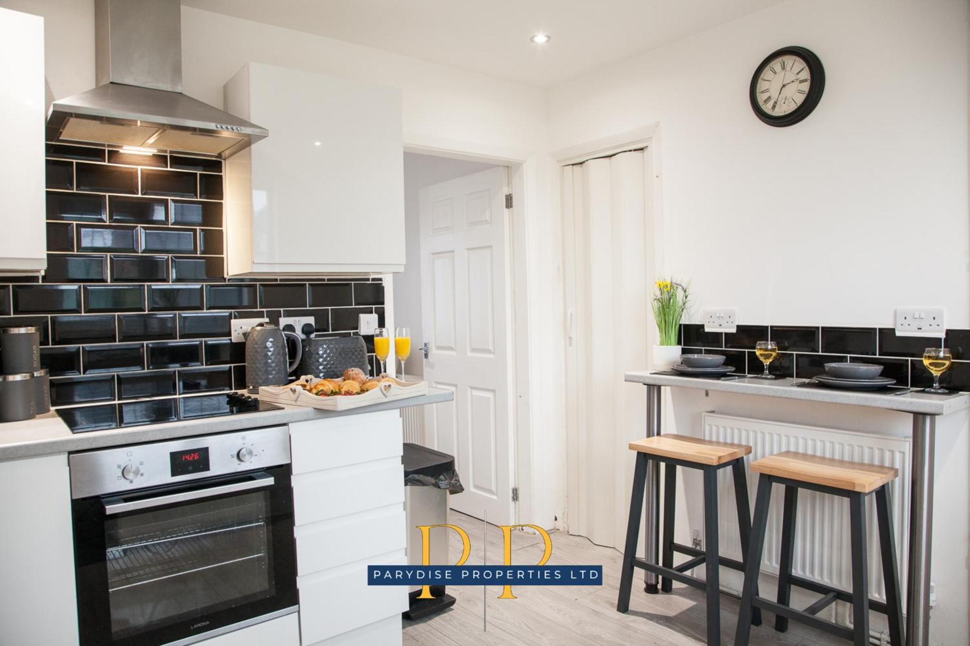 The Knutton House - Spacious Comfort By Parydise Properties - Leisure & Business Stays - Sleeps 7 뉴캐슬언더라임 외부 사진