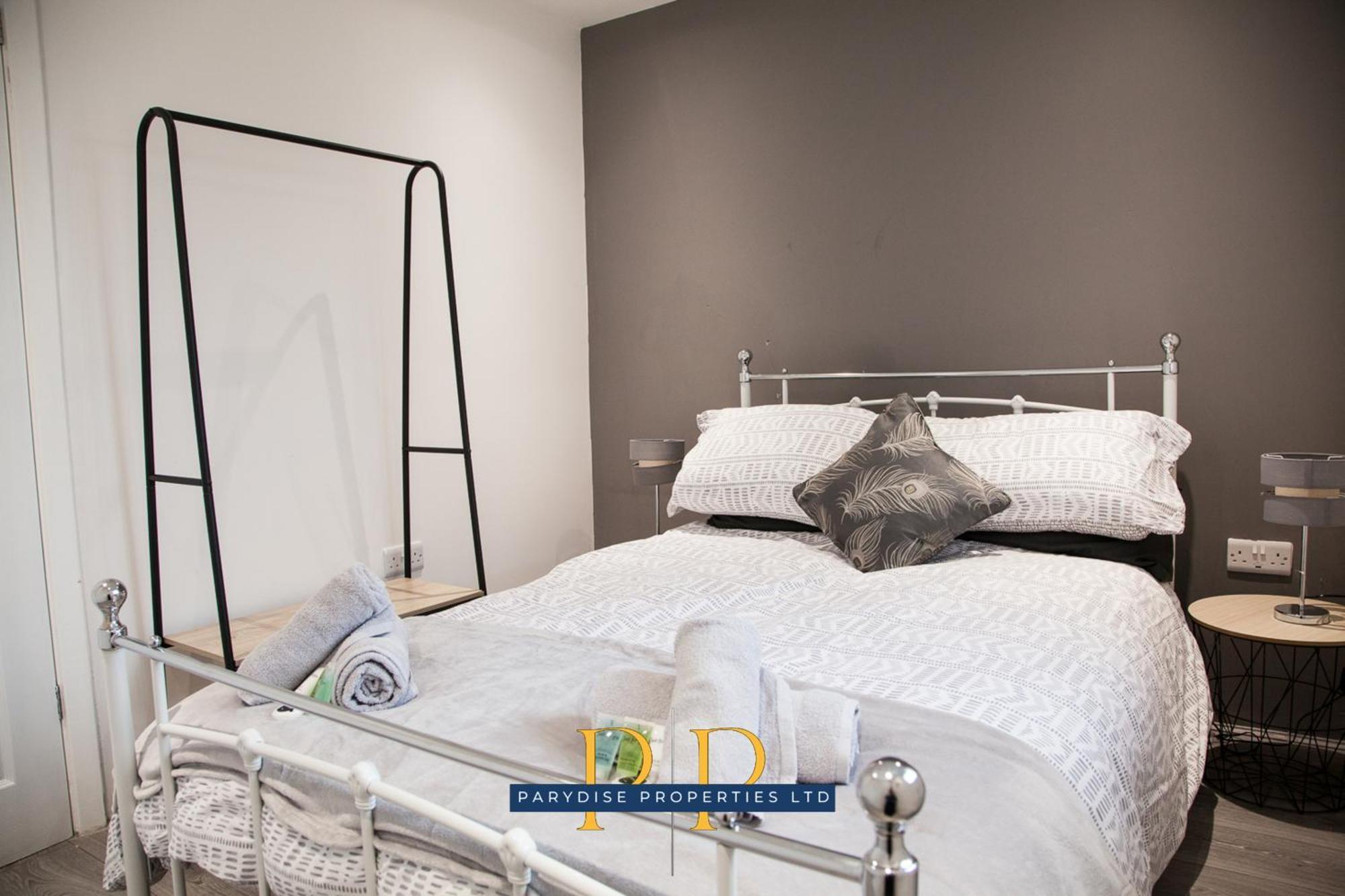 The Knutton House - Spacious Comfort By Parydise Properties - Leisure & Business Stays - Sleeps 7 뉴캐슬언더라임 외부 사진