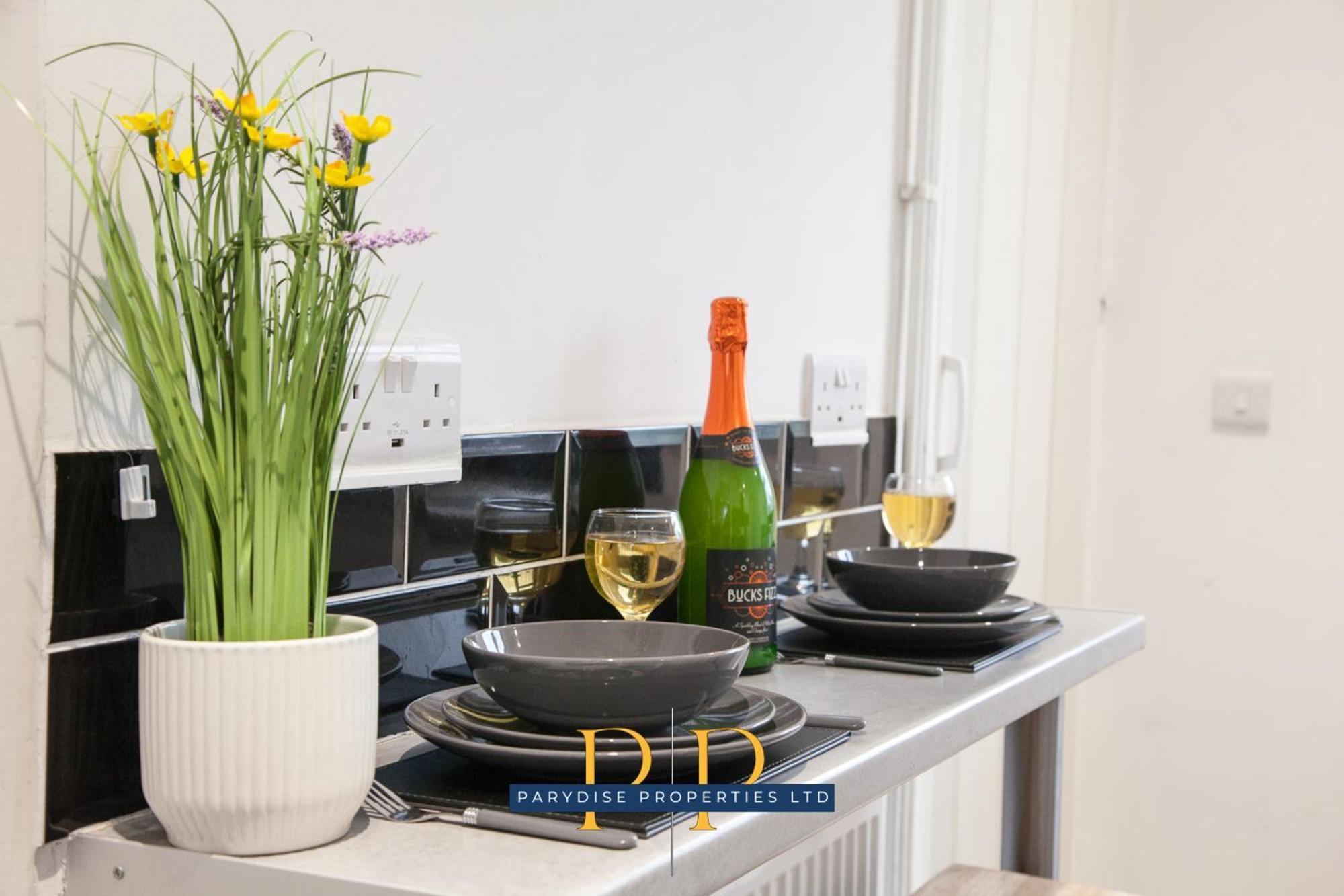 The Knutton House - Spacious Comfort By Parydise Properties - Leisure & Business Stays - Sleeps 7 뉴캐슬언더라임 외부 사진