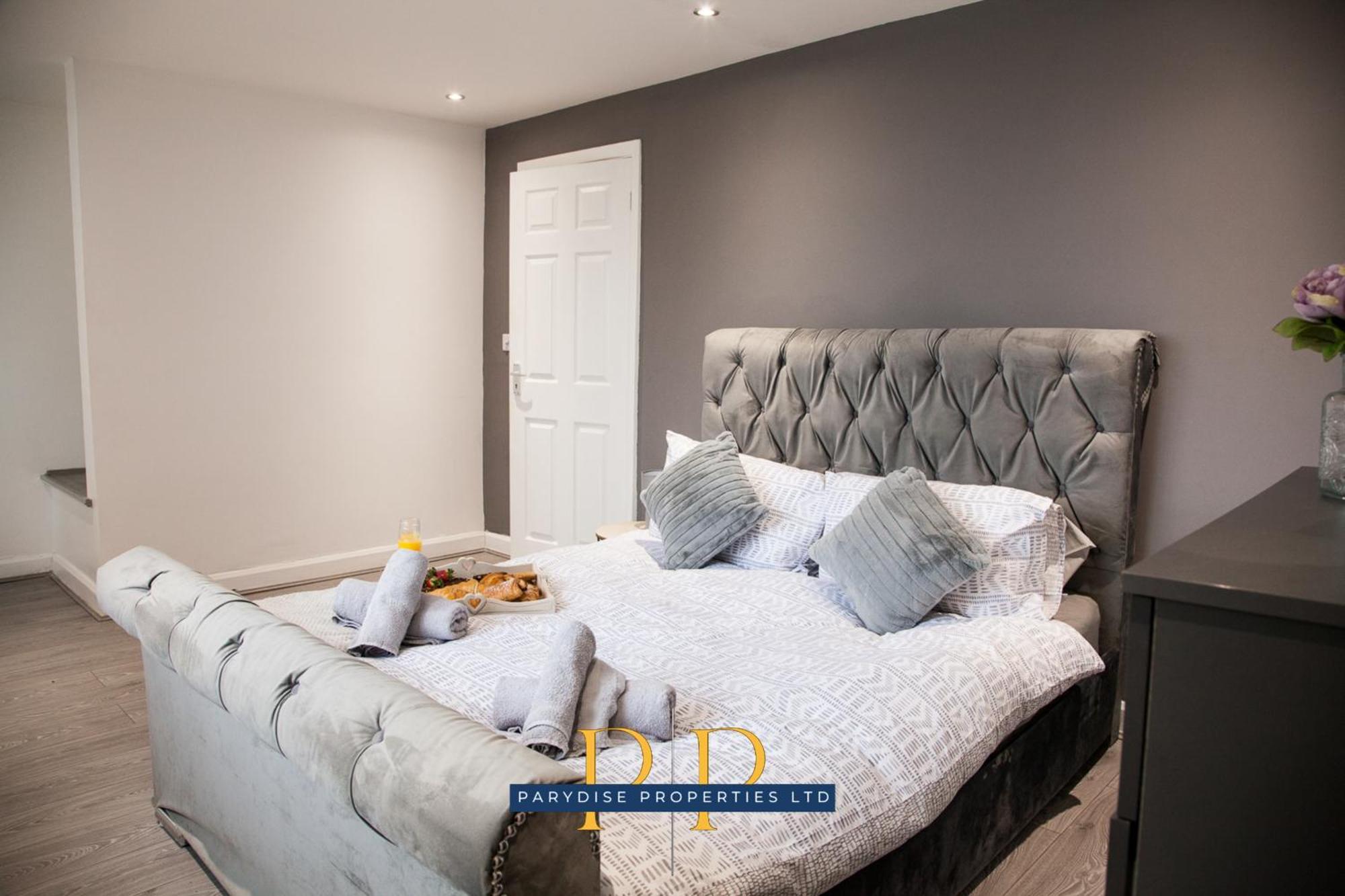 The Knutton House - Spacious Comfort By Parydise Properties - Leisure & Business Stays - Sleeps 7 뉴캐슬언더라임 외부 사진