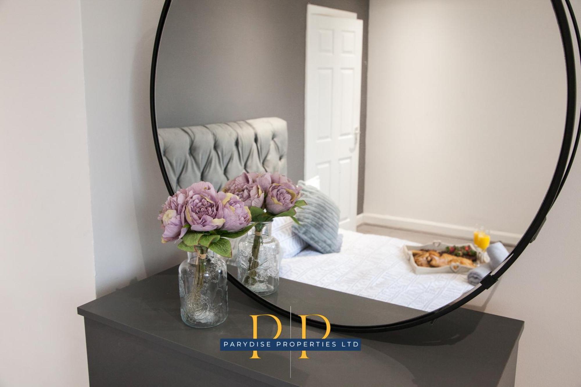 The Knutton House - Spacious Comfort By Parydise Properties - Leisure & Business Stays - Sleeps 7 뉴캐슬언더라임 외부 사진