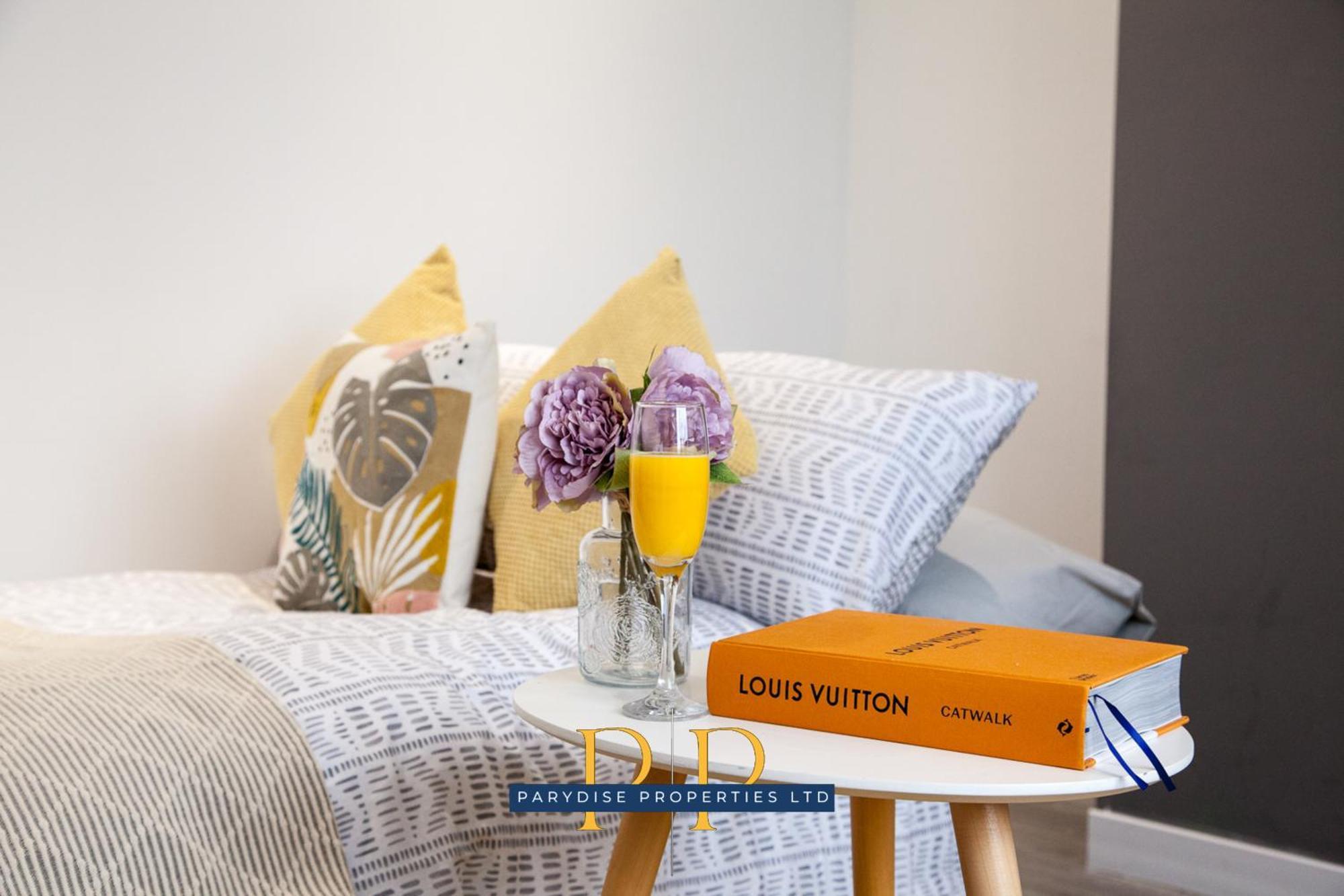 The Knutton House - Spacious Comfort By Parydise Properties - Leisure & Business Stays - Sleeps 7 뉴캐슬언더라임 외부 사진