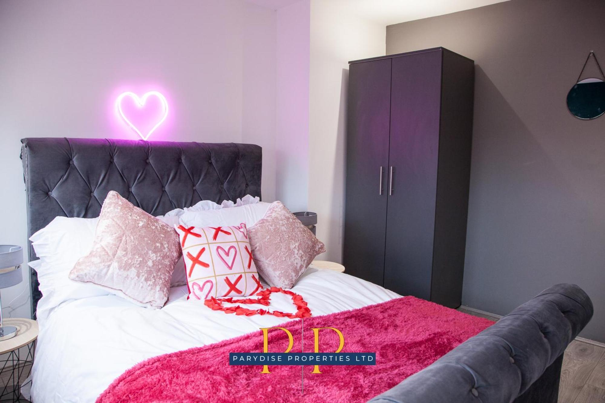 The Knutton House - Spacious Comfort By Parydise Properties - Leisure & Business Stays - Sleeps 7 뉴캐슬언더라임 외부 사진