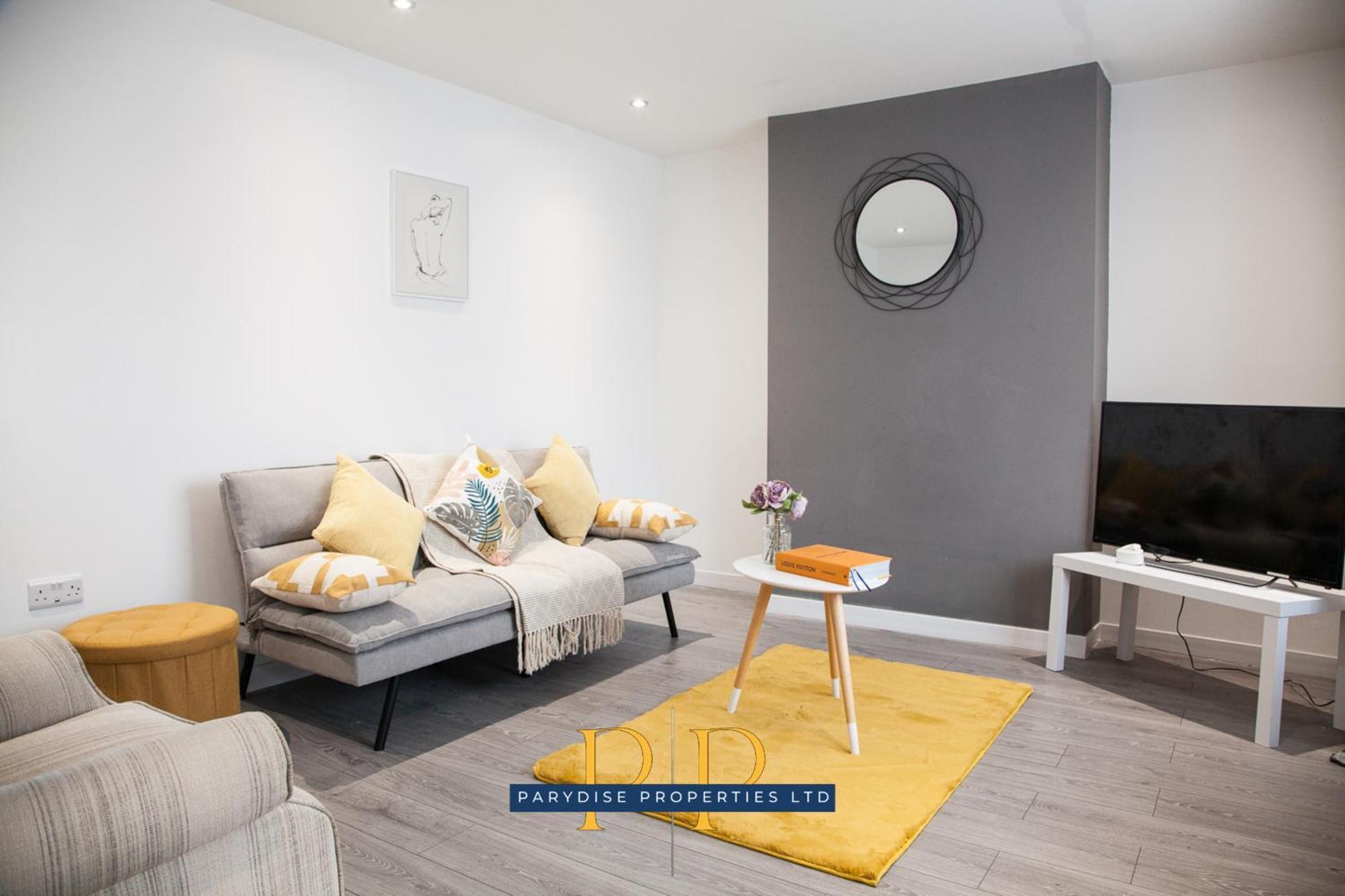 The Knutton House - Spacious Comfort By Parydise Properties - Leisure & Business Stays - Sleeps 7 뉴캐슬언더라임 외부 사진