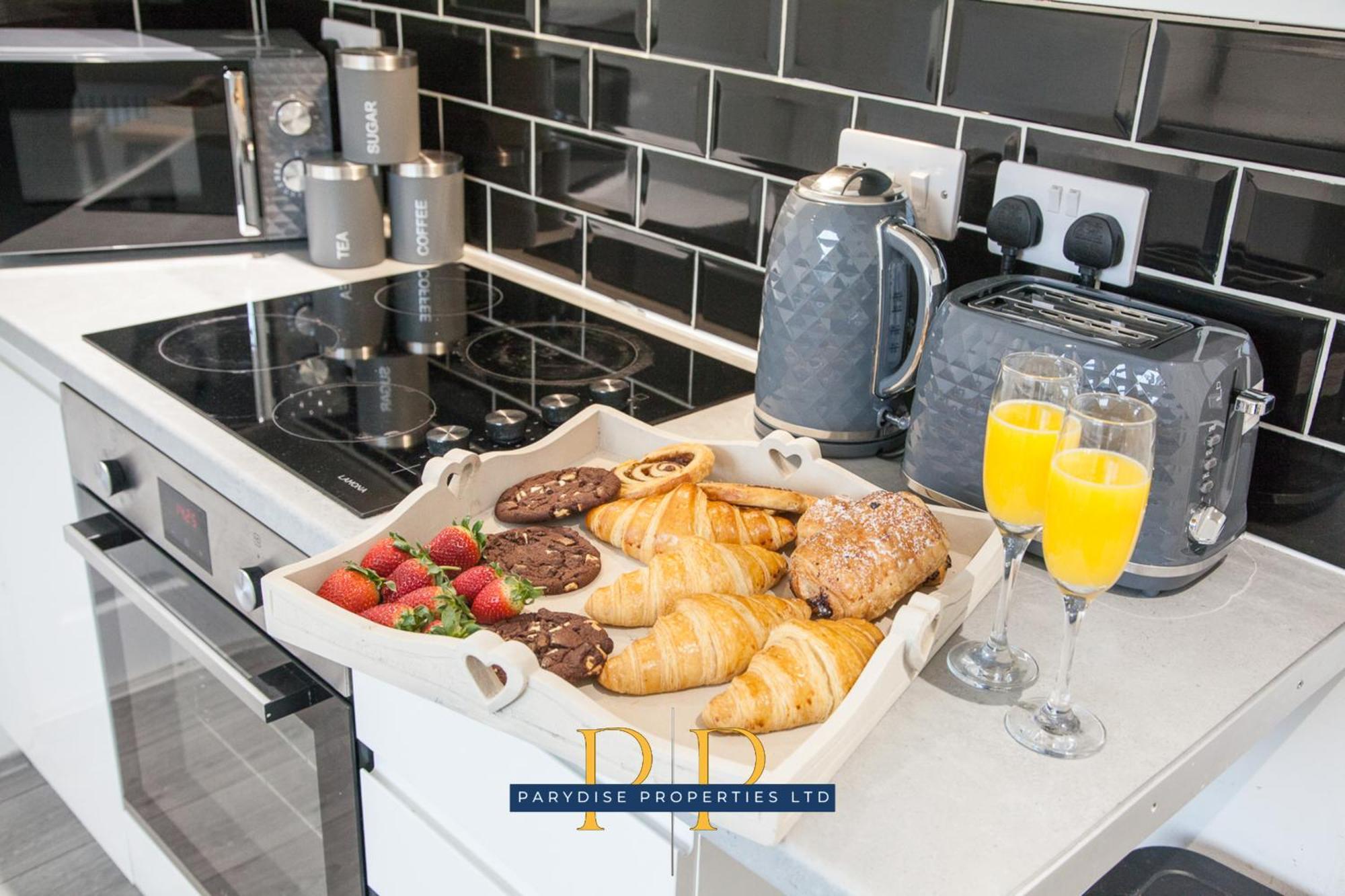 The Knutton House - Spacious Comfort By Parydise Properties - Leisure & Business Stays - Sleeps 7 뉴캐슬언더라임 외부 사진
