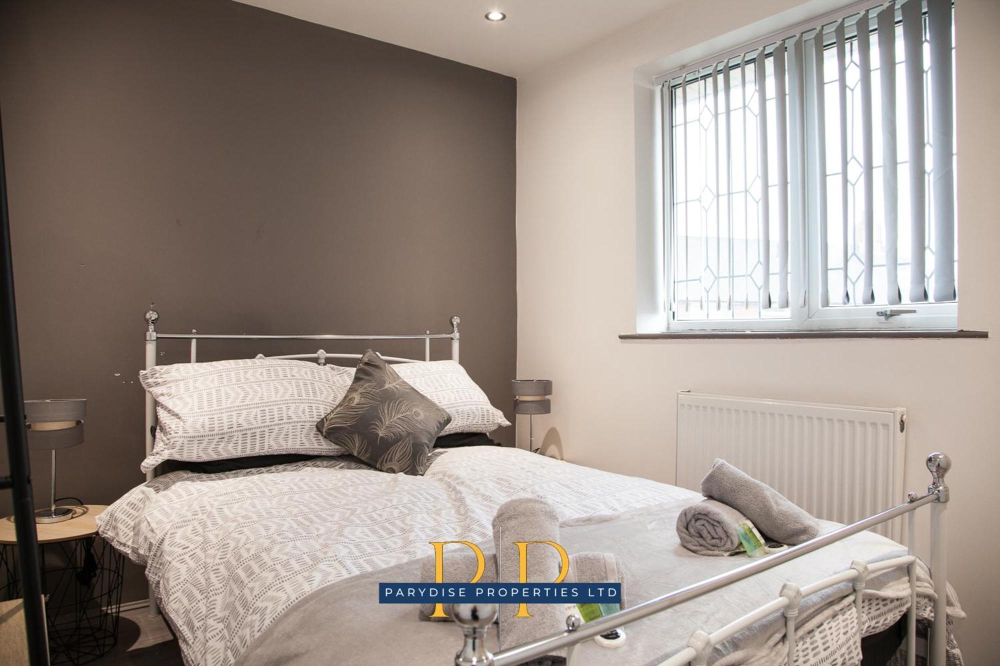 The Knutton House - Spacious Comfort By Parydise Properties - Leisure & Business Stays - Sleeps 7 뉴캐슬언더라임 외부 사진