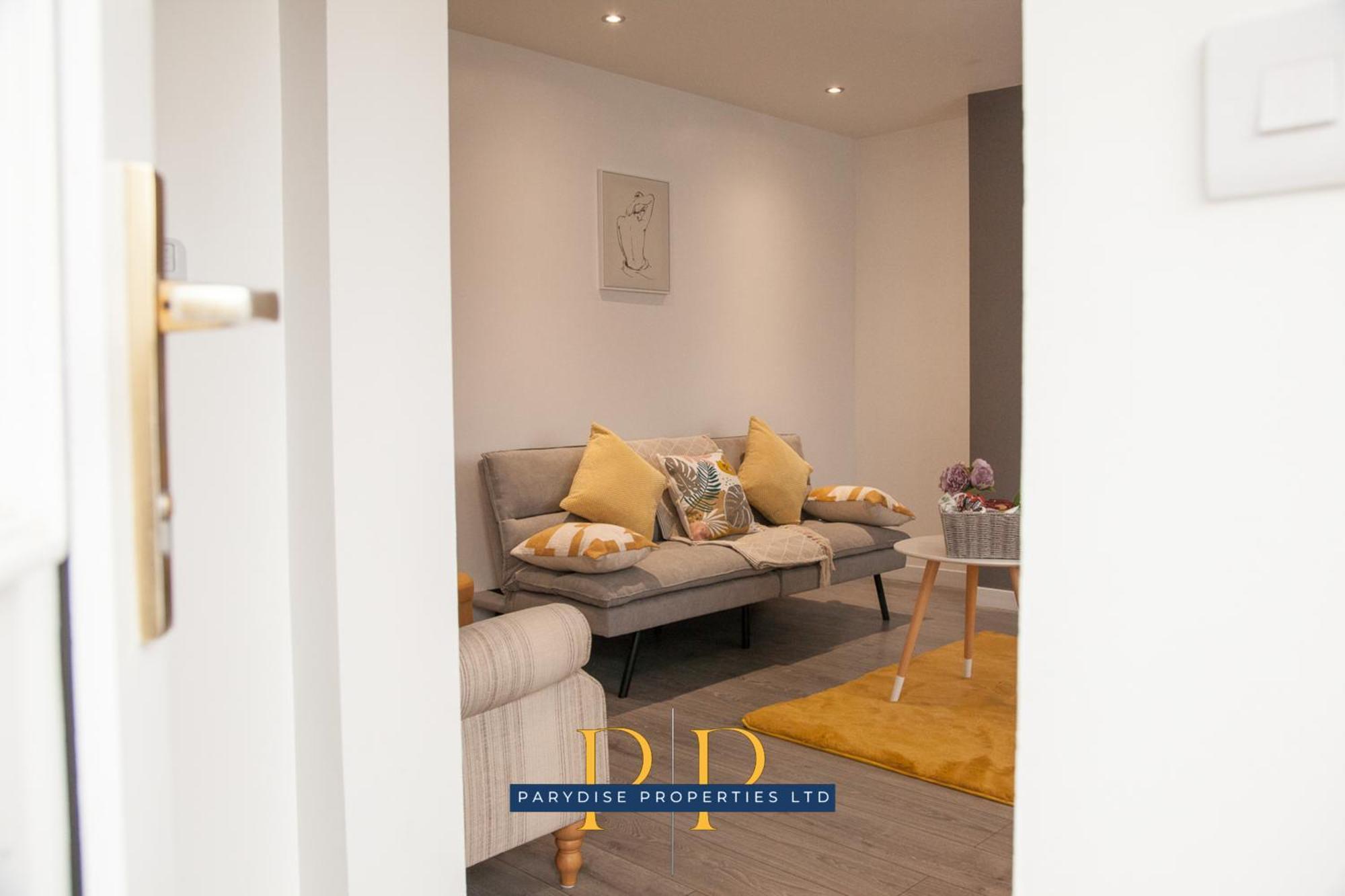 The Knutton House - Spacious Comfort By Parydise Properties - Leisure & Business Stays - Sleeps 7 뉴캐슬언더라임 외부 사진
