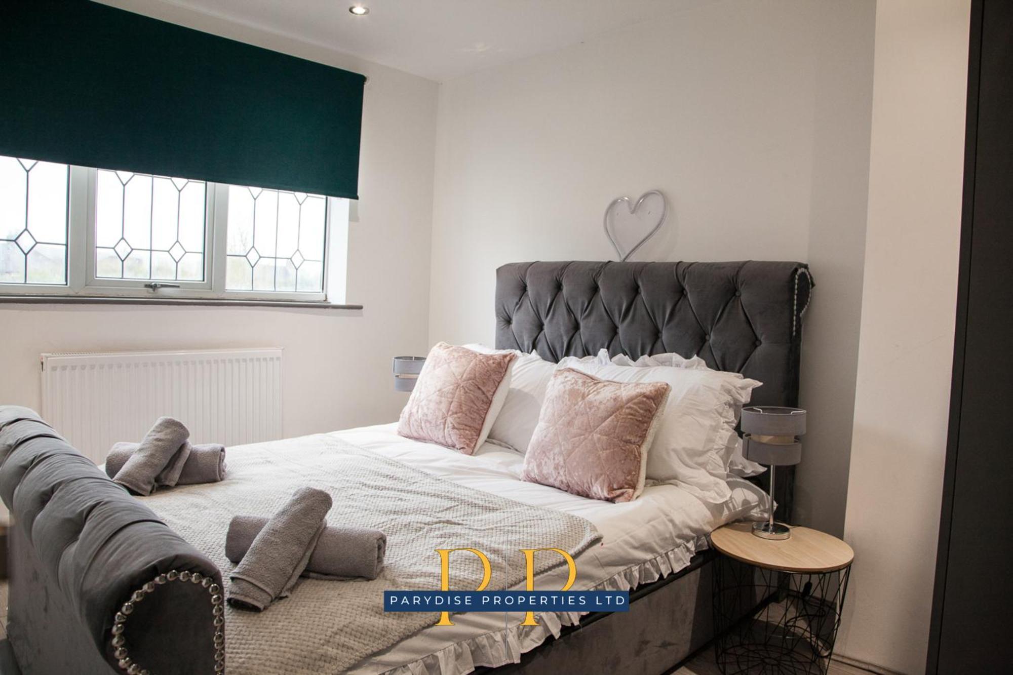 The Knutton House - Spacious Comfort By Parydise Properties - Leisure & Business Stays - Sleeps 7 뉴캐슬언더라임 외부 사진