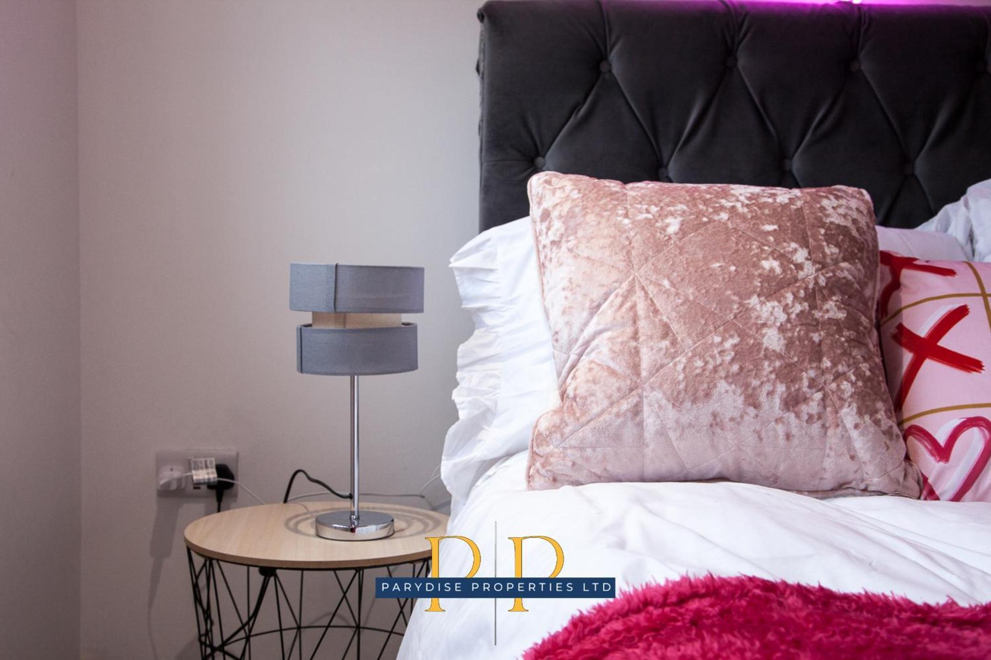 The Knutton House - Spacious Comfort By Parydise Properties - Leisure & Business Stays - Sleeps 7 뉴캐슬언더라임 외부 사진