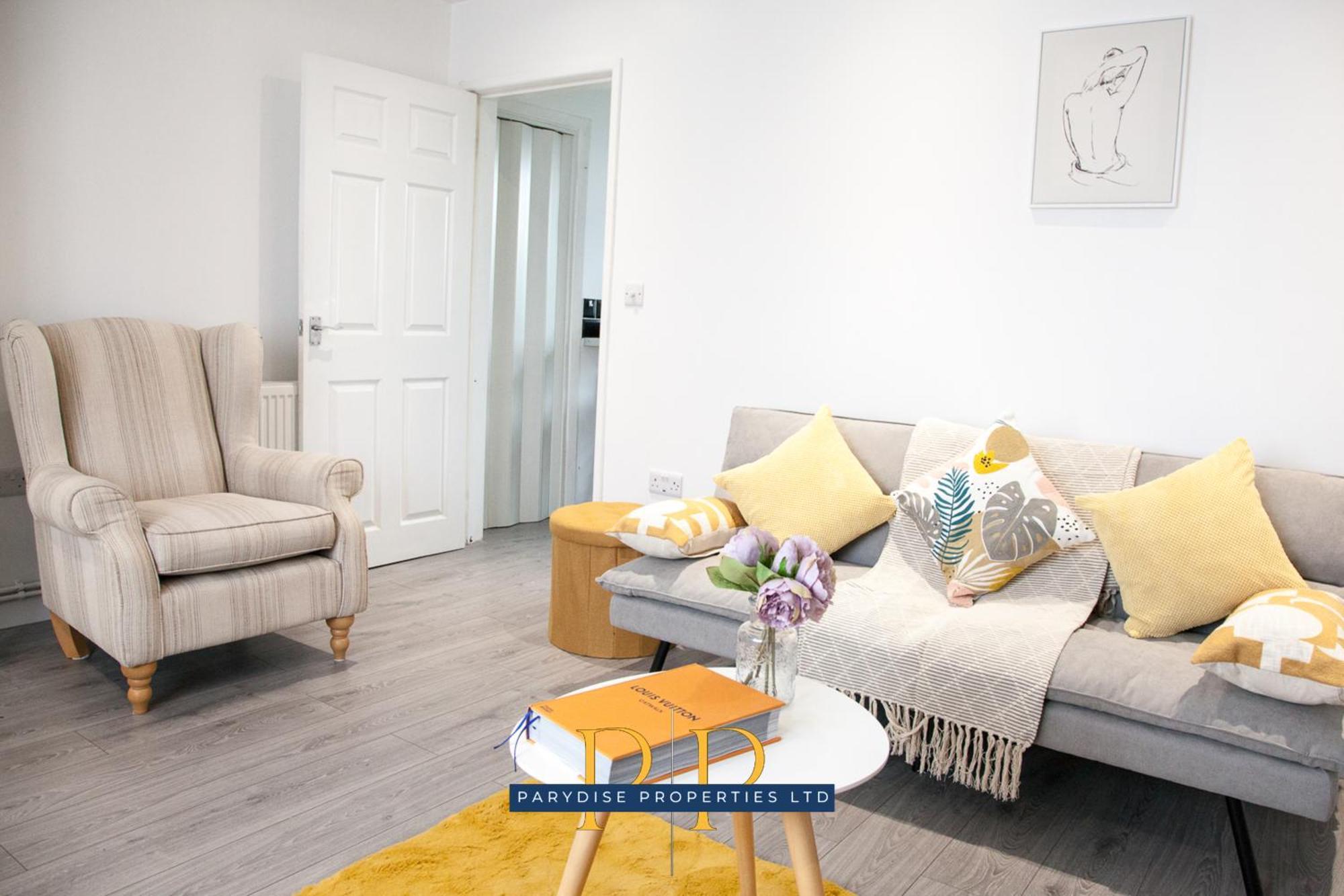The Knutton House - Spacious Comfort By Parydise Properties - Leisure & Business Stays - Sleeps 7 뉴캐슬언더라임 외부 사진