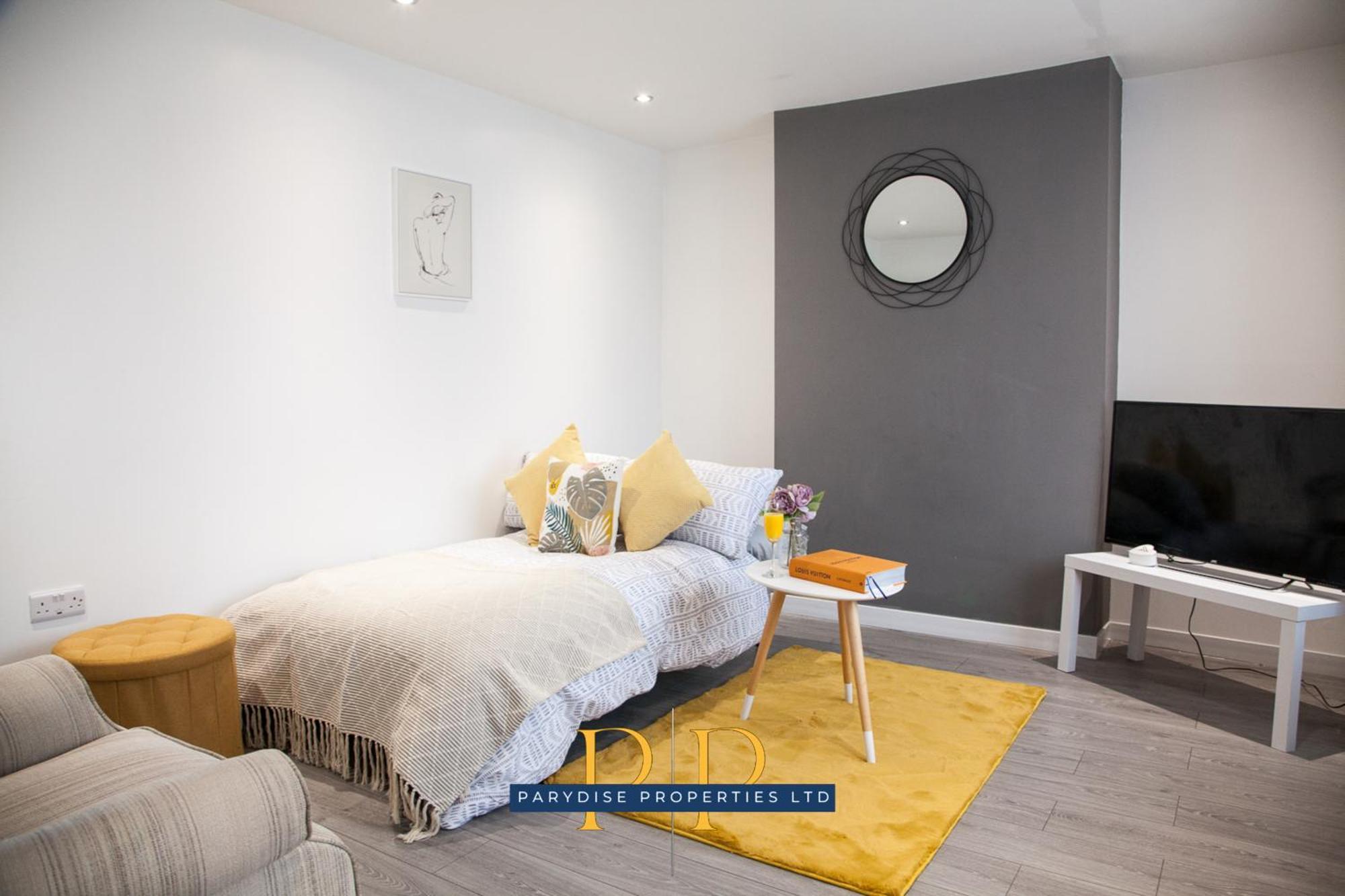 The Knutton House - Spacious Comfort By Parydise Properties - Leisure & Business Stays - Sleeps 7 뉴캐슬언더라임 외부 사진