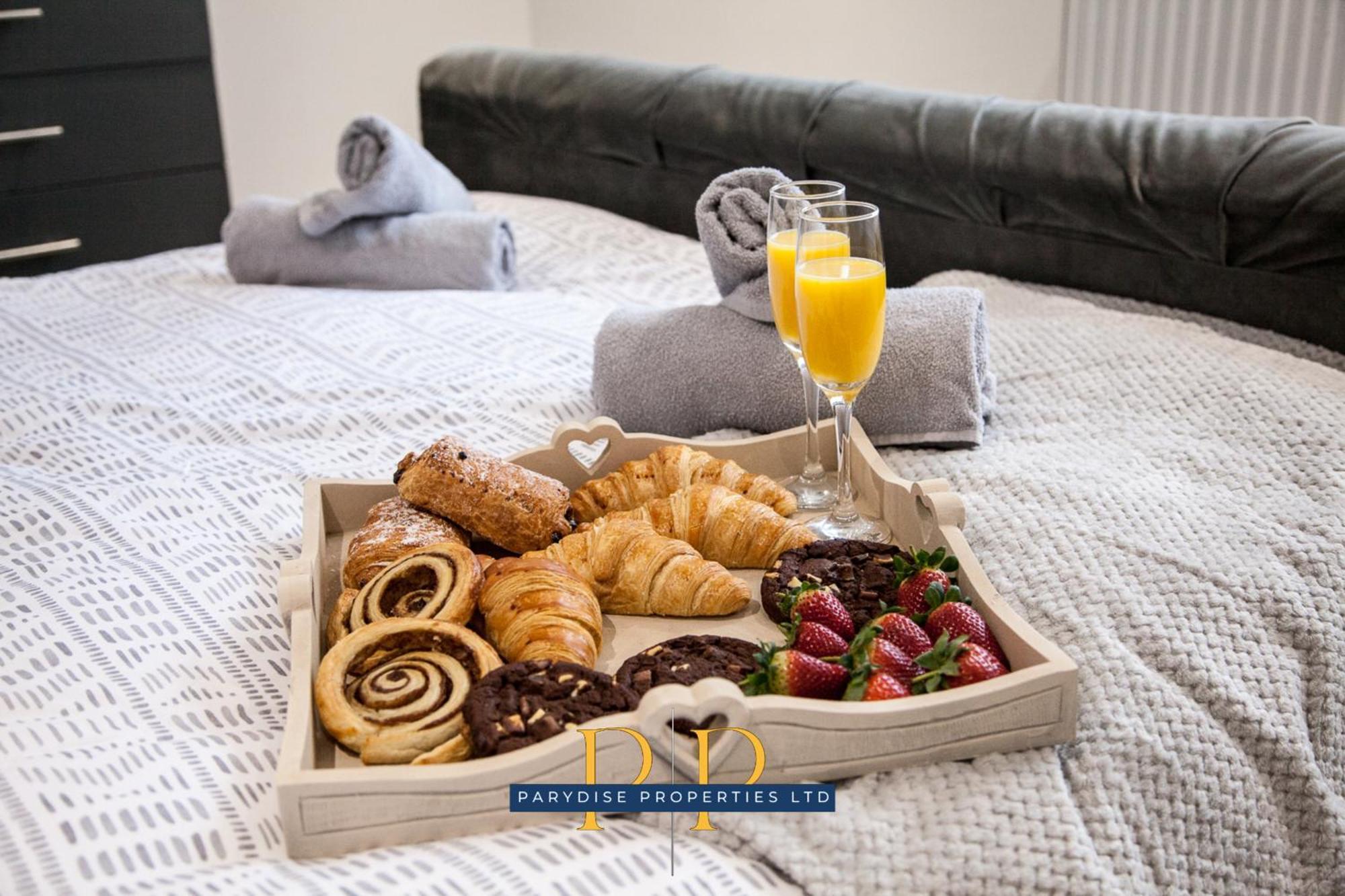 The Knutton House - Spacious Comfort By Parydise Properties - Leisure & Business Stays - Sleeps 7 뉴캐슬언더라임 외부 사진