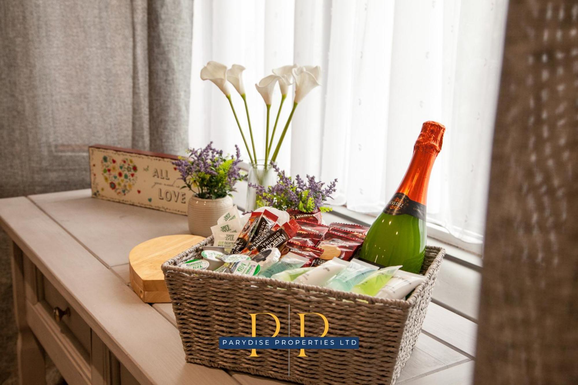 The Knutton House - Spacious Comfort By Parydise Properties - Leisure & Business Stays - Sleeps 7 뉴캐슬언더라임 외부 사진
