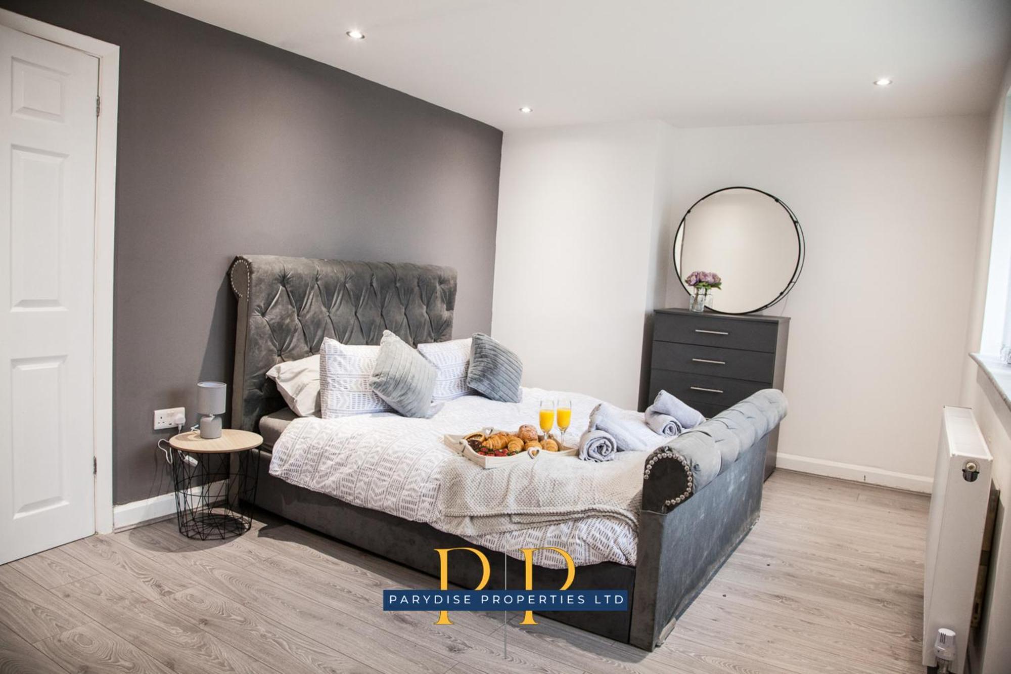 The Knutton House - Spacious Comfort By Parydise Properties - Leisure & Business Stays - Sleeps 7 뉴캐슬언더라임 외부 사진