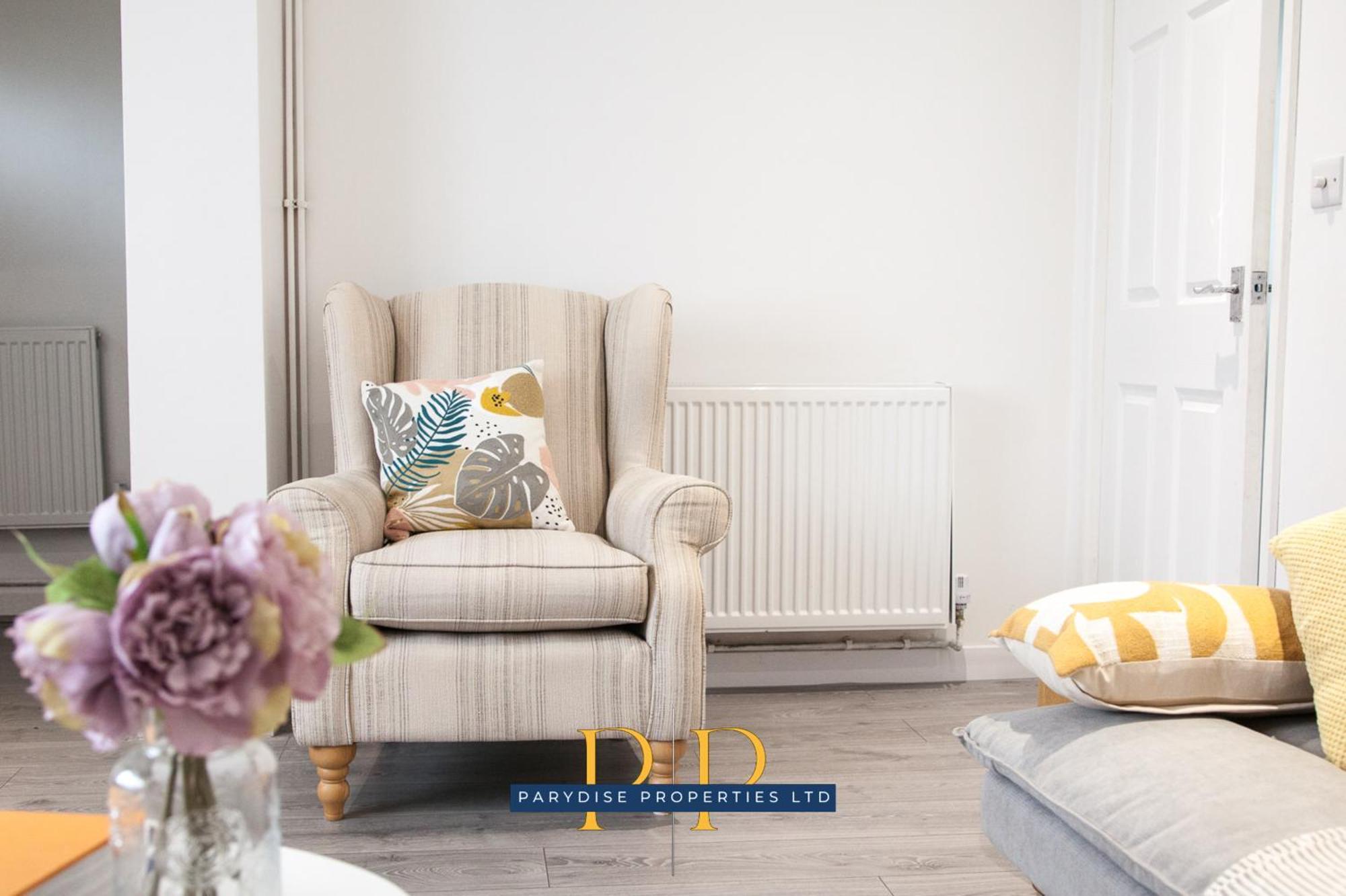 The Knutton House - Spacious Comfort By Parydise Properties - Leisure & Business Stays - Sleeps 7 뉴캐슬언더라임 외부 사진