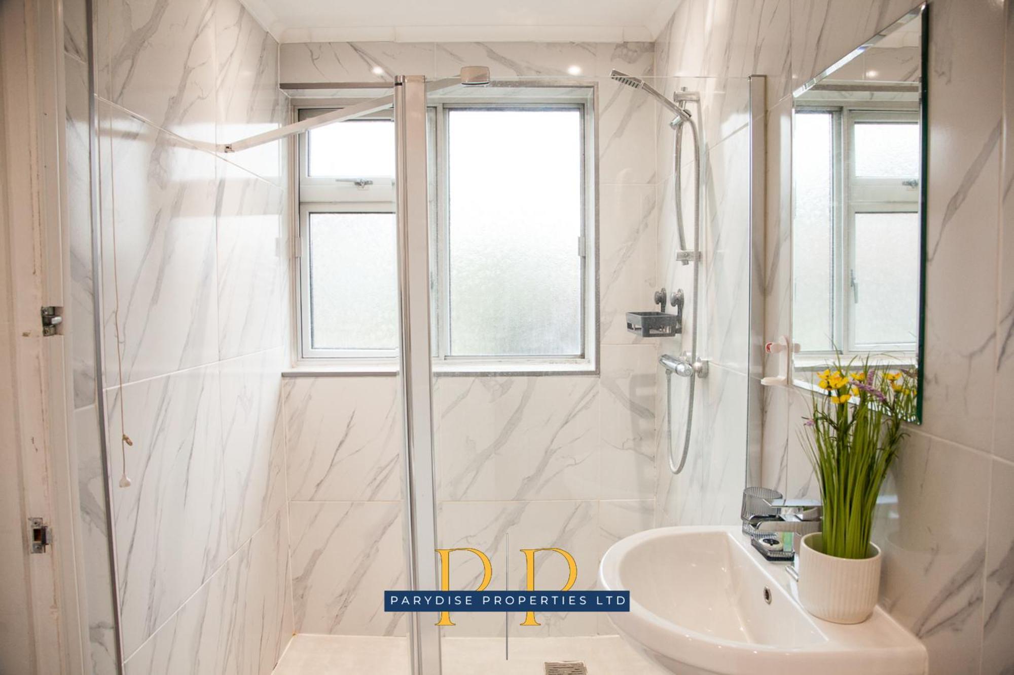 The Knutton House - Spacious Comfort By Parydise Properties - Leisure & Business Stays - Sleeps 7 뉴캐슬언더라임 외부 사진